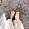 Sandaler smala bandskor för dambälte platt klackar runt tå ankelband zapatos de mujer kvinnlig guld elegant femme sandalier