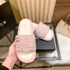 2023SS Summer Women's Slippers Designer High-End Original Logo Samma platta sandaler Färgvävd kedjan Trendigt mode