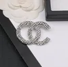 Alfinetes de letras de designer de luxo broches femininos cristal pérola strass capa fivela broche terno pino festa de casamento jóias acessórios presentes