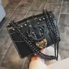 Bolso cuadrado femenino de moda europea 2023, bolso de diseñador de cuero PU de nueva calidad para mujer, bolsos de mensajero de hombro con cadena de bloqueo con remaches