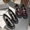 Haut conseil 2023 nouvelle pomme de terre soie britannique Xiao Zhan même talon épais fond épais gland métal T bouton chaussure à enfiler chaussures simples