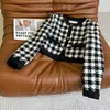 Kurtki damskie Designer High-end Winter Winter Modna czarna biała kontrast przyciągająca wzrok duży płaszcz z powodu Houndstooth 2KGP