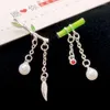 Pendientes de tuerca Hoja de bambú asimétrica Temperamento femenino Panda Dulce S925 Agujas de plata A juego personalizado