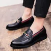 Sapatos Leffer decorativos de fivela de metal de designer de marca de luxo para homens negros Sapatos casuais de salto baixo confortáveis Cavalheiro Sapatos de couro formais para negócios