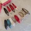 Chaussures habillées élégantes et stylées avec bouts pointus et talons aiguilles pour demoiselles d'honneur en couleurs métalliques - Été 2024