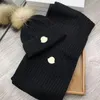 2022 Classic Suit Hat Hat Scarf Cashmere Rabbit Cashmere Quality the Warm Is Super bekväma män och kvinnor kan göra ett par ST295m