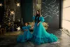 Flickaklänningar Design Gorgeous Mother and Daughter Matching Tulle Fluffy Ruffle med tåg från axeln Evening Party Prom Gown