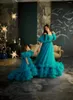 Flickaklänningar Design Gorgeous Mother and Daughter Matching Tulle Fluffy Ruffle med tåg från axeln Evening Party Prom Gown
