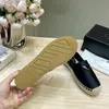 Espadrilles Shoes에 삼각형 플라크 새틴 슬립 에스파 드릴 레스 신발 황마 봄 실크 아파트 로퍼 손으로 만든 고급 디자이너 신발 여성 캐주얼 고급 라운지 상자