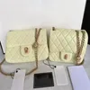 2023S Neueste Camellia Chain Mini Flap Wrap Designer-Tasche Schafsleder und Goldmetall Zwei Größen und mehrere Farben können als Umhängetasche oder eine Umhängetasche mit Box CH888 verwendet werden