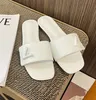 Новый 2023 французский дизайнер роскошных дизайнеров женского дизайнеров дизайнерские сандалии повседневные женские плоские дно 1V Сандалии летние пляжные детские бренды тапочки кожаные туфли кожа