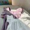 Robes de fille d'été bébé fille robe de princesse blanc / violet rose col carré à volants manches évasées robe en coton enfants vêtements décontractés E3337 230609