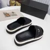 Högkvalitativ designer sandaler för kvinnor läderkanal klassiska hälen tofflor lyxkvinna glider ccity platta-forme z102