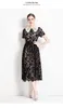 Summer Runway Women Lace Scava Fuori il ricamo Dress Luxury Gold Button Peter Pan Collar Cintura a maniche corte Midi Vestidos 2023