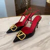 Luxury v Brand Women High High Heels Metal V-Buckle مدببة إصبع القدم عارية أسود غير لامع اللون الأصلي ذي الكعب الرقيق 6 سم 8 سم