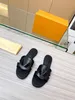 고급 Isola Flat Mule 슬리퍼 골드 메탈릭 송아지 가죽 아웃솔 슬라이드 서클 시그니처 부드러운 송아지 가죽 넓은 전면 스트랩 샌들