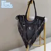 Borsa a tracolla da donna all'ingrosso in fabbrica 2 stili Borsa a tracolla in pelle con rivetto di tendenza nappa punk europea e americana