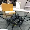 Chinelos de mula de design de luxo para homens, moda de verão, fivelas, slides de couro metálico, duas tiras ajustáveis, sandálias de praia, tamanho 35-44