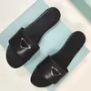 Femmes Designers Pantoufles Sandales Diapositives plates Tongs Été Véritable Triangle En Cuir Mocassins En Plein Air Chaussures De Bain Beachwear Pantoufles