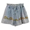 Kvinnor Jeans Ligh Blue Denim Shorts for Women 2023 Spring Summer Heavy Industry Pärlagad blommor Elastisk hög midjebyxor Femme