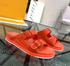 Chinelos de mula de design de luxo para homens, moda de verão, fivelas, slides de couro metálico, duas tiras ajustáveis, sandálias de praia, tamanho 35-44