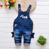 Overaller baby pojkar denim spädbarn hakliga byxor jeans tecknad bokstavkläder flickor lång jumpsuits barn hängslen jyf 230609