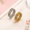 Bandringe Designer-Markenbuchstaben-Bandringe für Damen, 18 Karat vergoldet, versilberter Edelstahl, Liebe, Hochzeit, Schmuckzubehör, Ring, feine Schnitzerei, Fingerring J23061