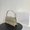 Luxurys tasarımcı çantaları jacquemuus çanta debriyajı süet omuz çanta çanta çanta tote kadınların yeni moda dokusu kilitleme haberci çantaları çapraz gövde zarf çantası