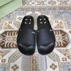 Дизайнерские летние мужчины женщины Slipper Solid Colors Классические резиновые слайды сандалии цветут коричневая веб-мода мужская женская туфель