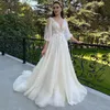 Délicat Dentelle Appliqued Col En V Plus La Taille Une Ligne Robes De Mariée Avec 3/4 Manches Longues Tulles Romantique Boho Jardin Robes De Mariée Sexy U Dos Nu Robes De Mariee CL2434