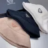 Projektant Winter Fur Bucket Hat for Women Fashion Warm Ladies Triangle Style Fisherman Hats Sun Caps Nowe przybycie 255p