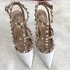 Mulheres salto alto rebites sandália verão marca de luxo apontou dois cintos sapatos de casamento 6cm 8cm 10cm nude preto vermelho brilhante couro envernizado v sandálias com saco 34-44