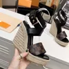 Designer Wedge-formade platta sula sandaler: Högklackat läder med justerbara spännen på märkesskosor, fashionabla och bekväma, lämpliga för bröllop