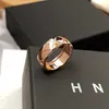 Pierścienie zespołowe projektant Pierścień Ring Luksusowe pierścienie dla mężczyzn kobiety tytanowe stalowe grawerowane listu miłośnicy biżuterii odpowiednie do wielu zastosowań J230612