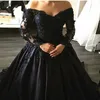 Vintage Preto Vestidos de Noiva Góticos Manga Longa Decote em V Cetim Vestidos de Noiva Apliques de Renda Frisado Vestido de Noiva Clássico Costas Lace Up Plus Size Vestido De Novia 2023