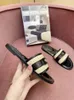 2023 قفل It Flat Mule Slippers مصمم نساء من الجلد الأصلي السيدات Dauphine في الهواء الطلق.