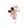 Brosches Fashion Flower Corsage Women's Brosch med Red Cubic Zircon Rose Gold Plated Simple Plant Pin Coat Jewelry Kvinnlig kostym