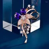 Brosches Fashion Flower Corsage Women's Brosch med Red Cubic Zircon Rose Gold Plated Simple Plant Pin Coat Jewelry Kvinnlig kostym