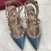 Mulheres salto alto rebites sandália verão marca de luxo apontou dois cintos sapatos de casamento 6cm 8cm 10cm nude preto vermelho brilhante couro envernizado v sandálias com saco 34-44