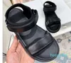 2023 Summer Sandals Ladies Roman Casual Shoes Designer Classic Fashion Simple Leather Buckle Ett ord med platt häl tjock