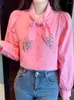 Kvinnor BLOUSES 2023 Spring Pärlor Rhinestones Bow Collar Lantern Sleeve Shirt Women's Chic All-Match Top Long Sleeves Pink Blusa