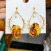 Boucles d'oreilles pendantes La goutte de fleur immortelle créative de conception sont des cadeaux faits à la main à la mode et une rose rouge haut de gamme pour les femmes.