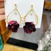 Boucles d'oreilles pendantes La goutte de fleur immortelle créative de conception sont des cadeaux faits à la main à la mode et une rose rouge haut de gamme pour les femmes.