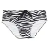 Męskie stroje kąpielowe 2023 Czarno -biały nieregularny Zebra Striped Triangle Swimming Shorts Sexy Closefitting Modne briefy plażowe 230612