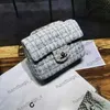 23 New Fashion One Shoulder Crossbody 다목적 트렌디 한 여성 가방 채널 가방 스타일 고급 단색 소형 군중 여성 가방