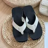 Leder-Schaum-Hausschuhe, Damen-Designer-Sandalen, klassische Buchstaben-Flip-Flops, modische Keil-Plateau-Schuhe, Sommer-neue Outdoor-Strandschuhe, rutschfeste, bequeme flache Schuhe