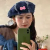 Basker rosa båge cowboy kvinnors vår/sommar 2023 koreansk version visar ansikte lilla målare hatt ins söta basker g230612