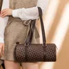 Borsa a tracolla personalizzata per il tempo libero Trucco 2023 Nuovo ascellare cilindrico Stick da toilette Borse cosmetiche portatili stampate Borsa da donna semplice da donna