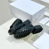 Ciabatte Clea di alta qualità sottopiede in pelle Sandali con plateau Triomphe goffrato punta aperta designer di lusso piatto per le donne appartamenti per le vacanze sandali calzature di fabbrica