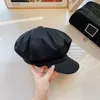 Buenas mujeres Ocio Diseñador Gorra de bola Vacaciones de verano Citas Moda Material de cuero genuino Metal Triángulo Letra Impresión casqueta